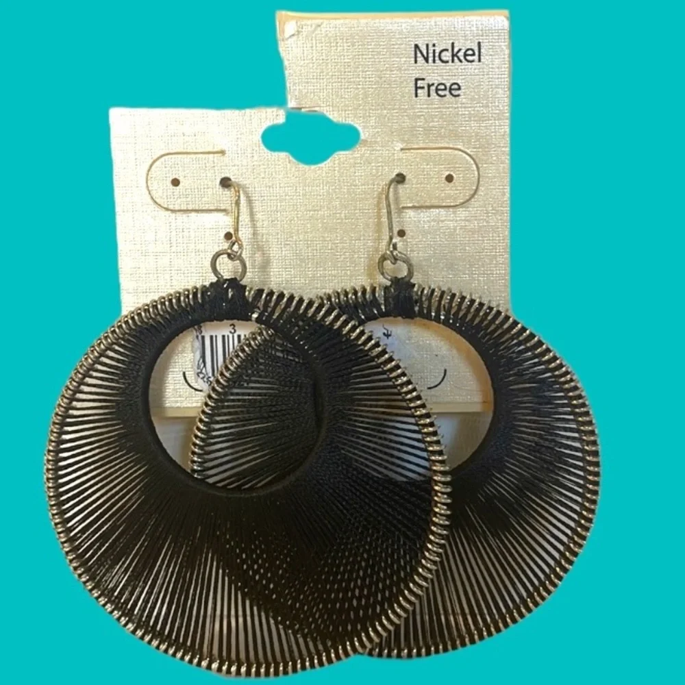 💜BLACK CIRCULAR WOVEN HOOP EARRINGS TRIMMED IN SILVER‎